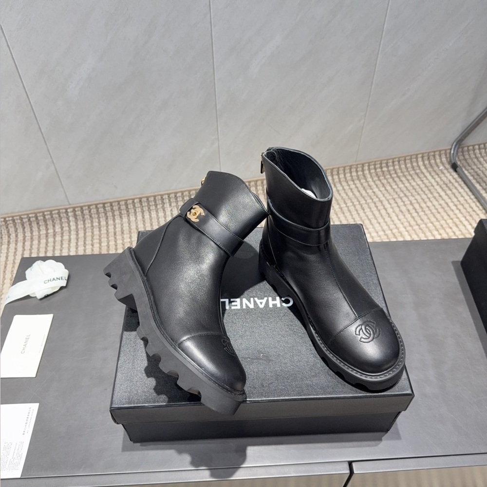 Chanel back boots - Picture 3 of 6